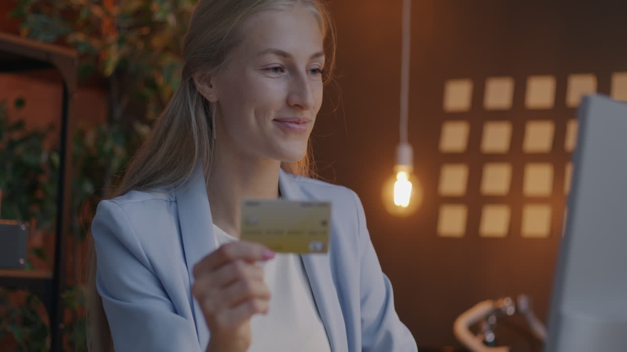 женщина оплачивает онлайн с помощью кредитной карты