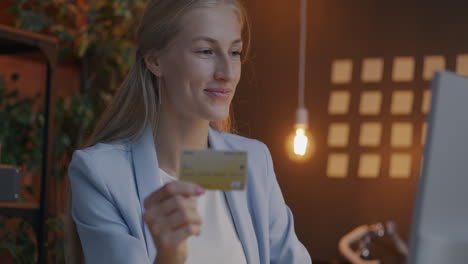 mujer pagando en línea con tarjeta de crédito