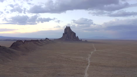 Camión-Aéreo-De-La-Puesta-Del-Sol-De-Shiprock-Nm-Filmado-En-4k