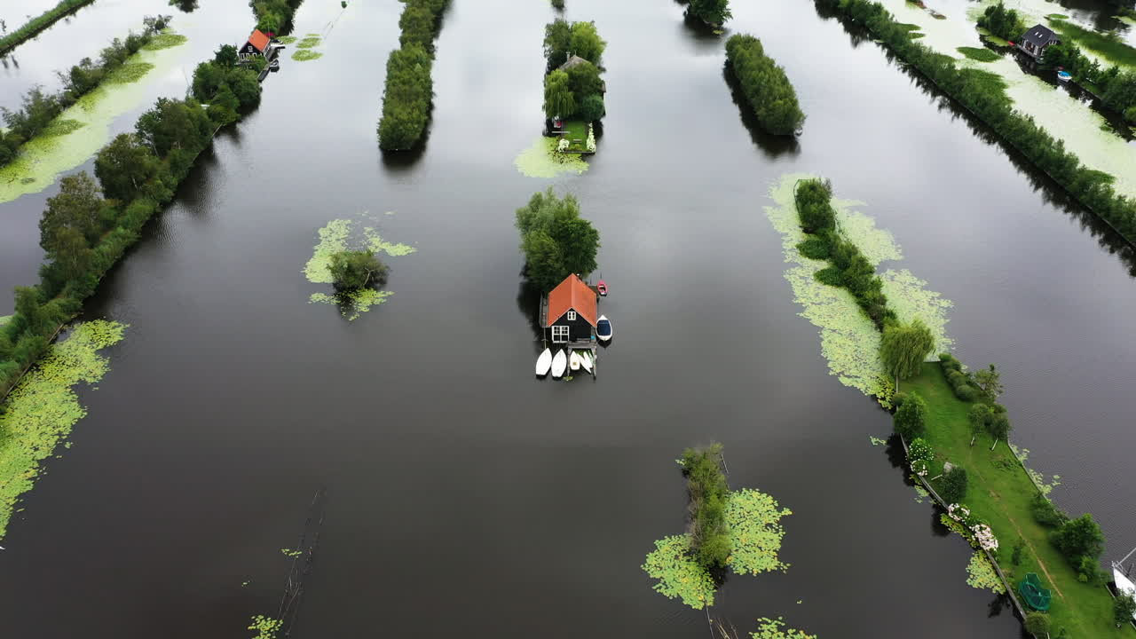 네덜란드 우트레흐트 주에 있는 셰엔디크 (scheendijk) 라는 떠다니는 마을.