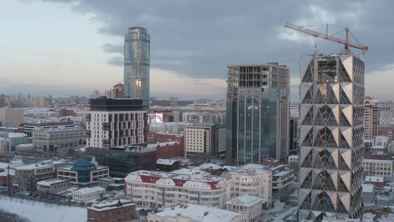 городской пейзаж с строительством и современной архитектурой зимой