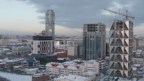 paisaje urbano con construcción y arquitectura moderna en invierno