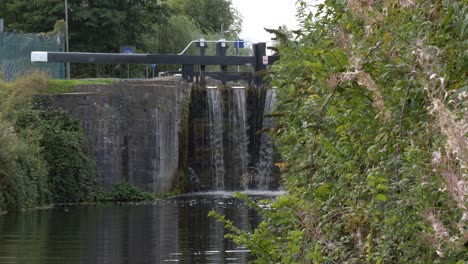 El-Agua-Se-Vierte-A-Través-De-La-Antigua-Compuerta-En-El-Canal-De-Dublín-En-Irlanda