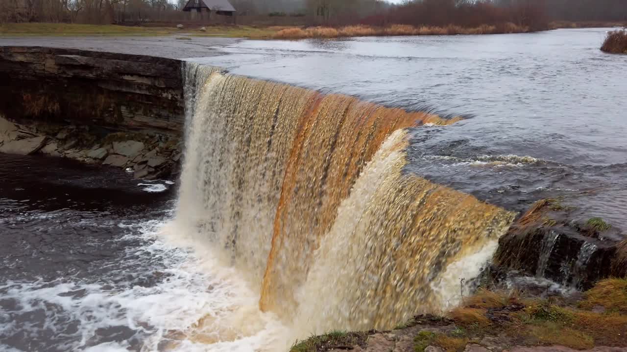 estonia, hermosa cascada jägala desde la vista superior en un día nublado y temprano en invierno