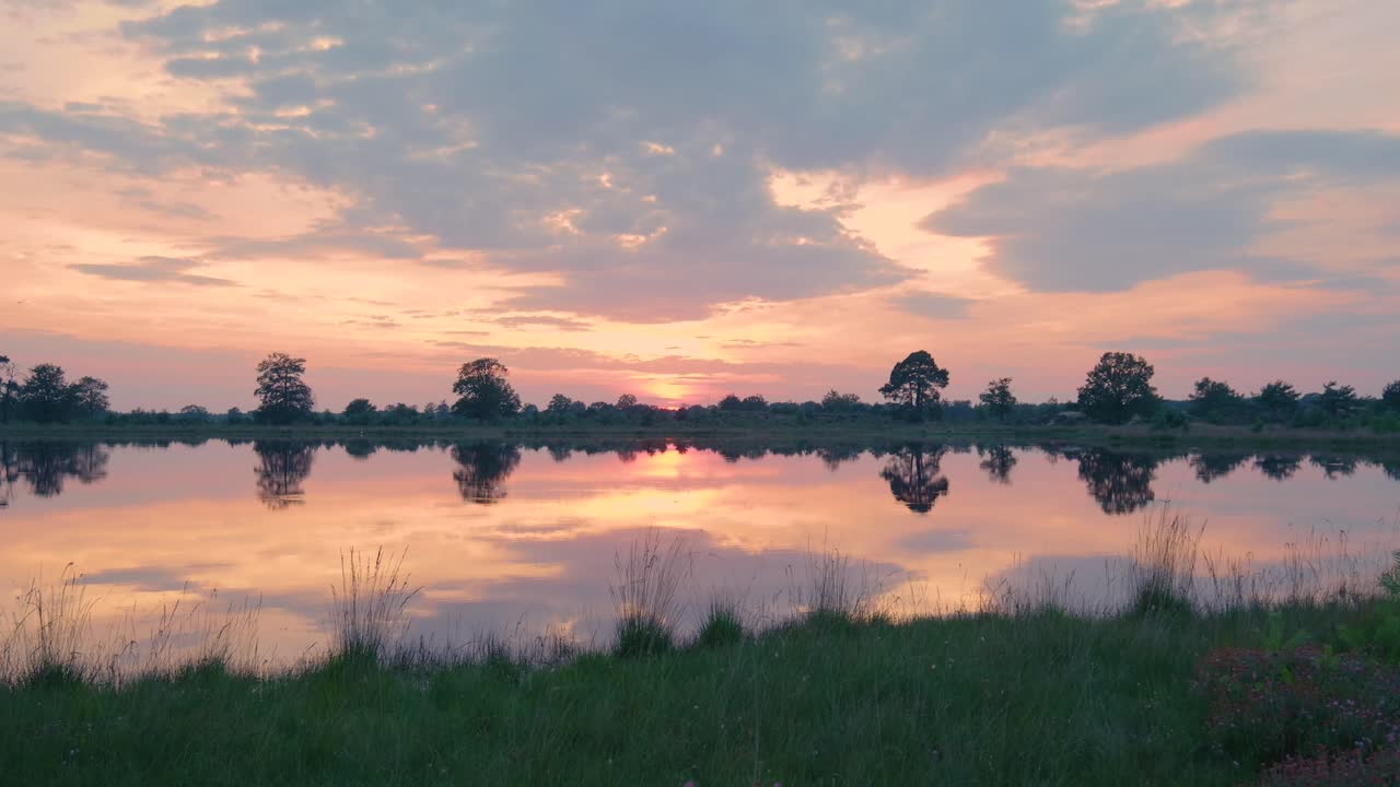 caminata al atardecer junto al lago