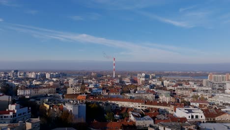 Imágenes-Aéreas-Volando-Hacia-Una-Chimenea-En-Belgrado,-Serbia-En-Un-Día-Soleado