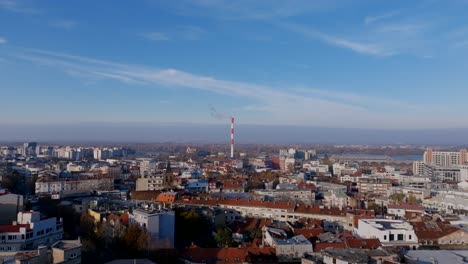 imágenes aéreas volando hacia una chimenea en belgrado, serbia en un día soleado