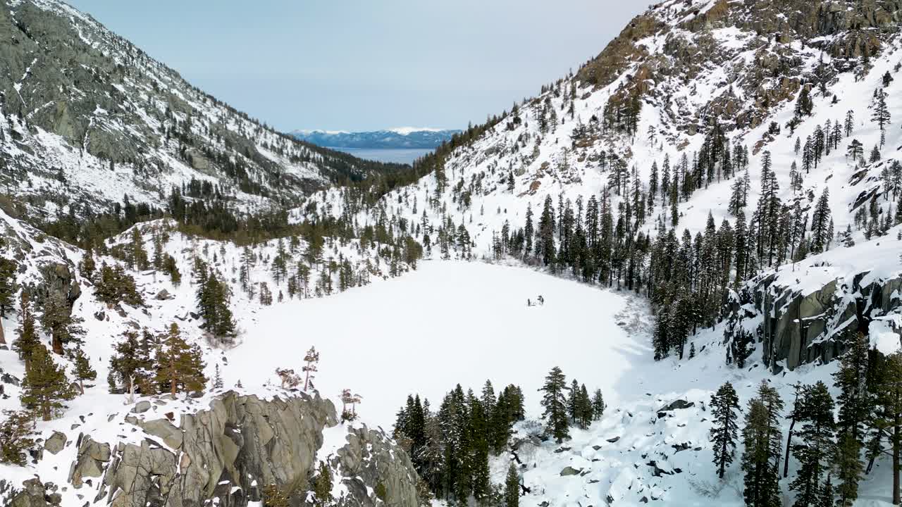 Vista aérea del lago Eagle cubierto de nieve, Desolation Wilderness, Lago Tahoe, California