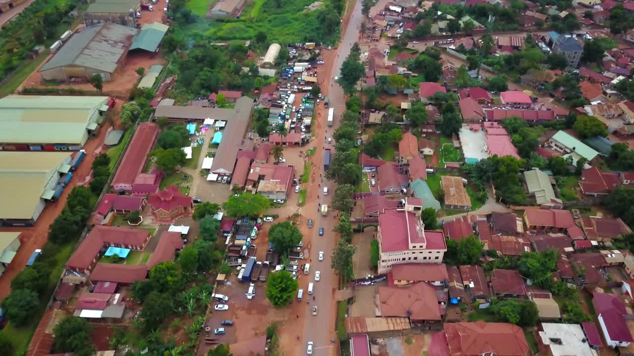 vuela sobre el tráfico de la carretera de circunvalación cerca del parque industrial y comercial en kampala, uganda