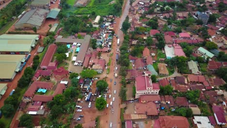 Volar-Sobre-El-Tráfico-De-La-Carretera-De-Circunvalación-Cerca-Del-Parque-Industrial-Y-De-Negocios-En-Kampala,-Uganda