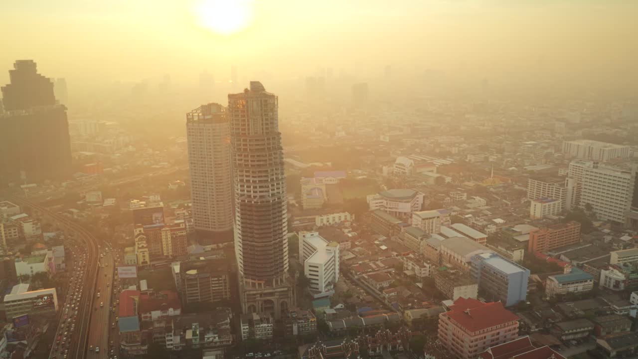 새벽에 방콕의 사톤 독특한 타워