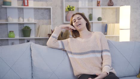 Retrato-De-Una-Hermosa-Joven-Feliz-Y-Positiva-En-Casa.