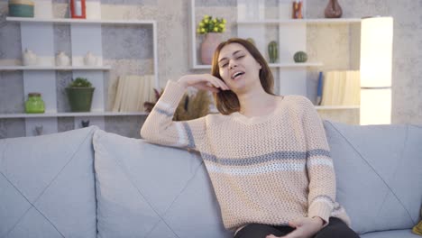 retrato de una joven hermosa feliz y positiva en casa.