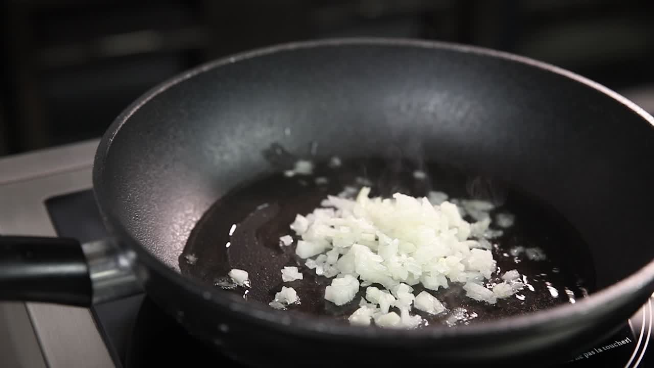Cucinare le cipolle in padella