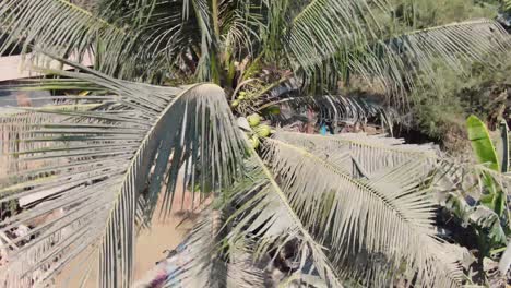 clip panorámico de una casa de madera sin terminar desde la vista lateral a la vista frontal en battambang, camboya
