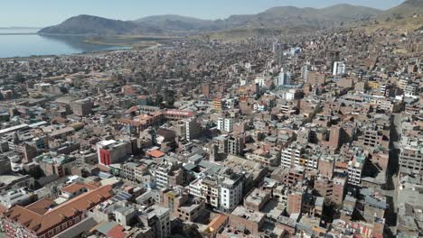 una vista aérea del lago titicaca desde la ciudad de puno