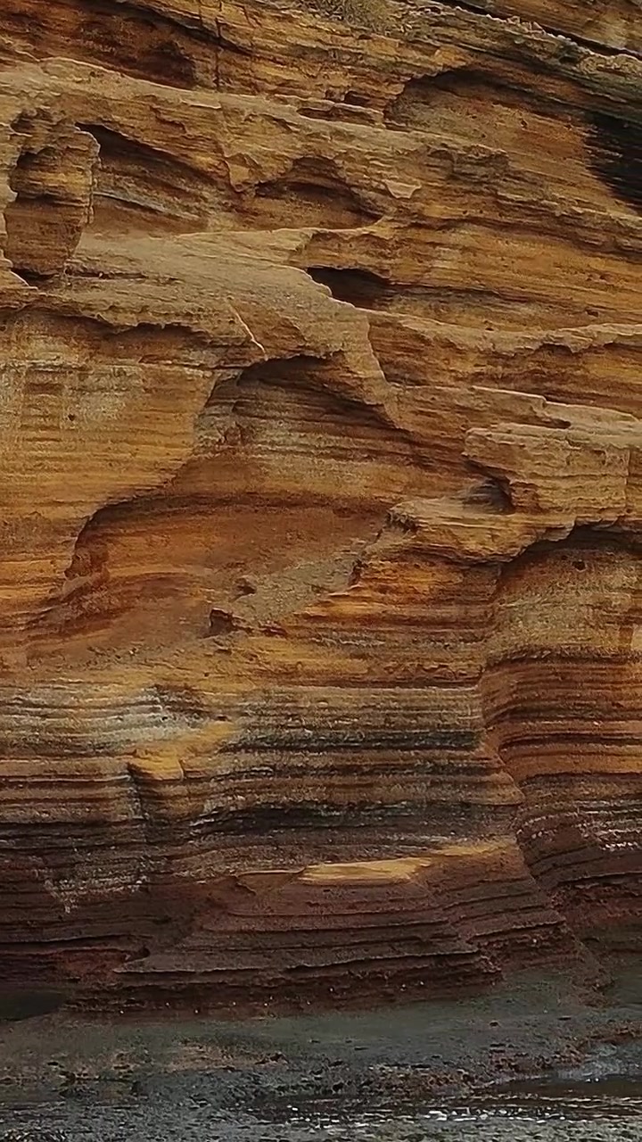 Esplorando le scogliere rocciose lungo la costa di Tenerife, Spagna