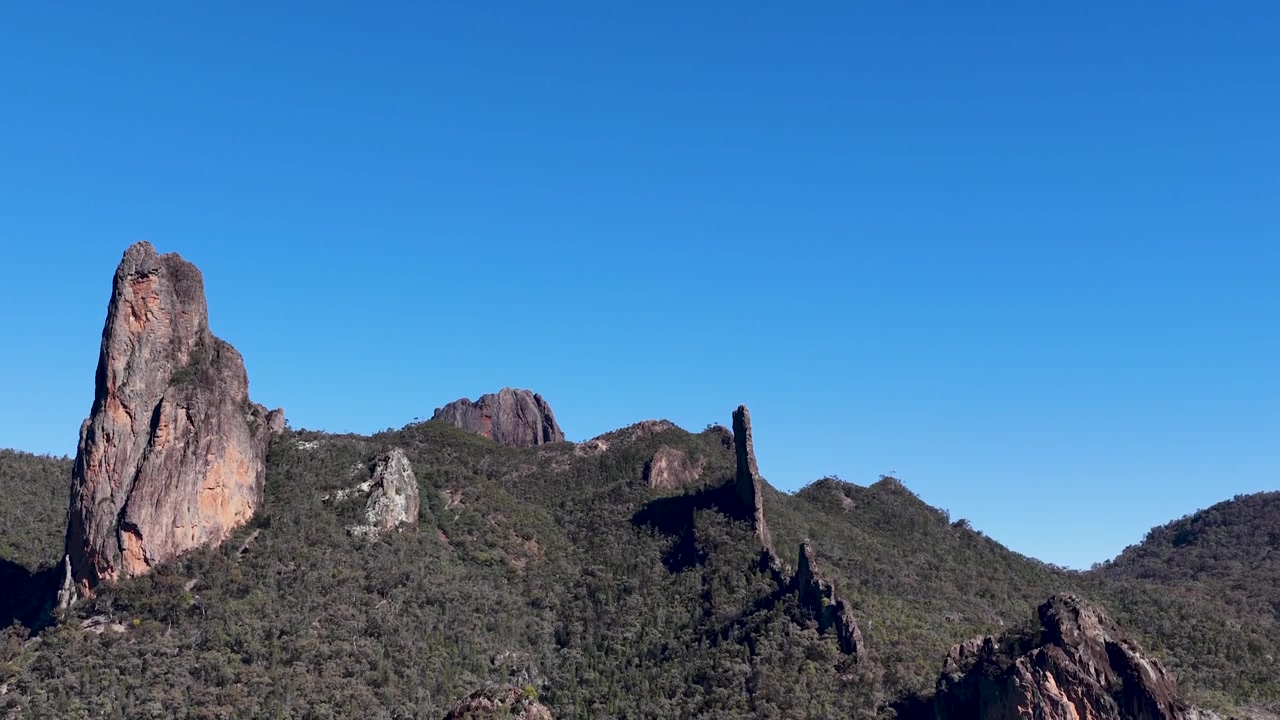 Inquadratura ampia e statica della formazione rocciosa The Breadknife sotto un cielo azzurro e limpido in Australia