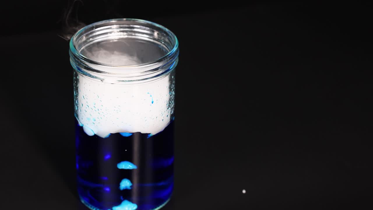 건조한 얼음은 물과 반응하여 연기를 생성합니다.