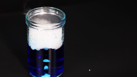 el hielo seco reacciona con el agua, creando humo.