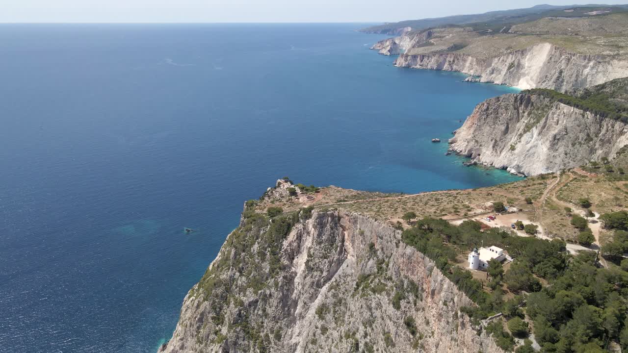 zakynthos clifftop 8 con acantilados en la distancia