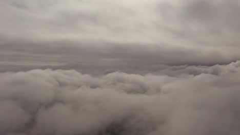 Wolken-An-Einem-Regentag-Und-Viel-Nebel