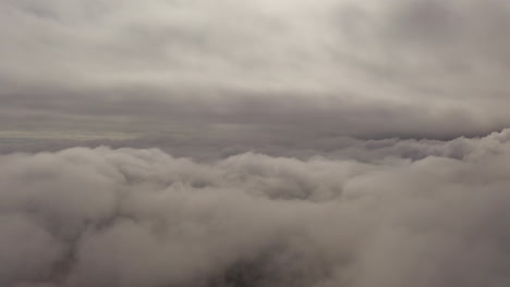 nubes durante un día de lluvia y mucha niebla