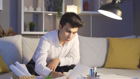 hombre de negocios trabajando en casa por la noche.