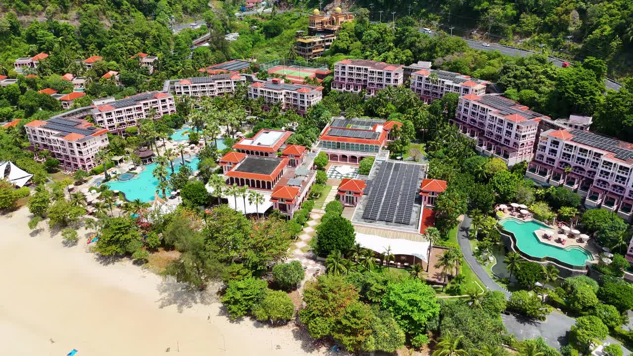 드론 영상은 태국 푸켓의 럭셔리 리조트의 놀라운 공중 전망을 포착합니다. 울창한 초록색과 순수한 해변을 보여줍니다.