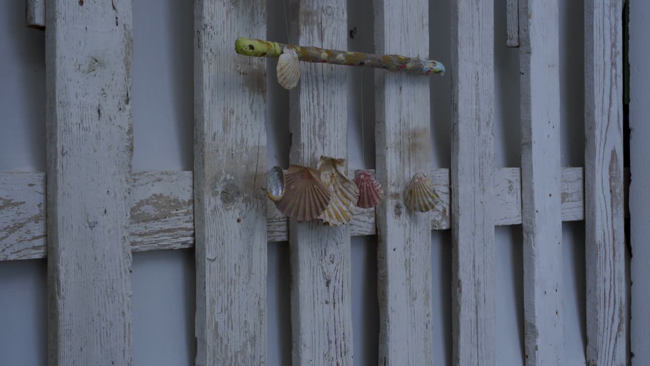 오래 된 우디 문에 매달려 바다 포탄, 지중해에서 여름 휴가 관광 배경