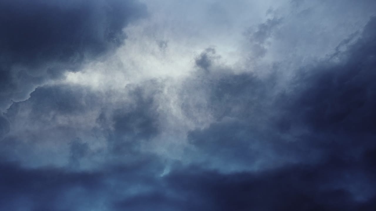 timelapse cielo azul y nubes en movimiento, tormenta