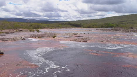 Luftaufnahme-Eines-Flusses-Auf-Dem-Gipfel-Des-Berges,-Chapada-Diamantina,-Bahia,-Brasilien