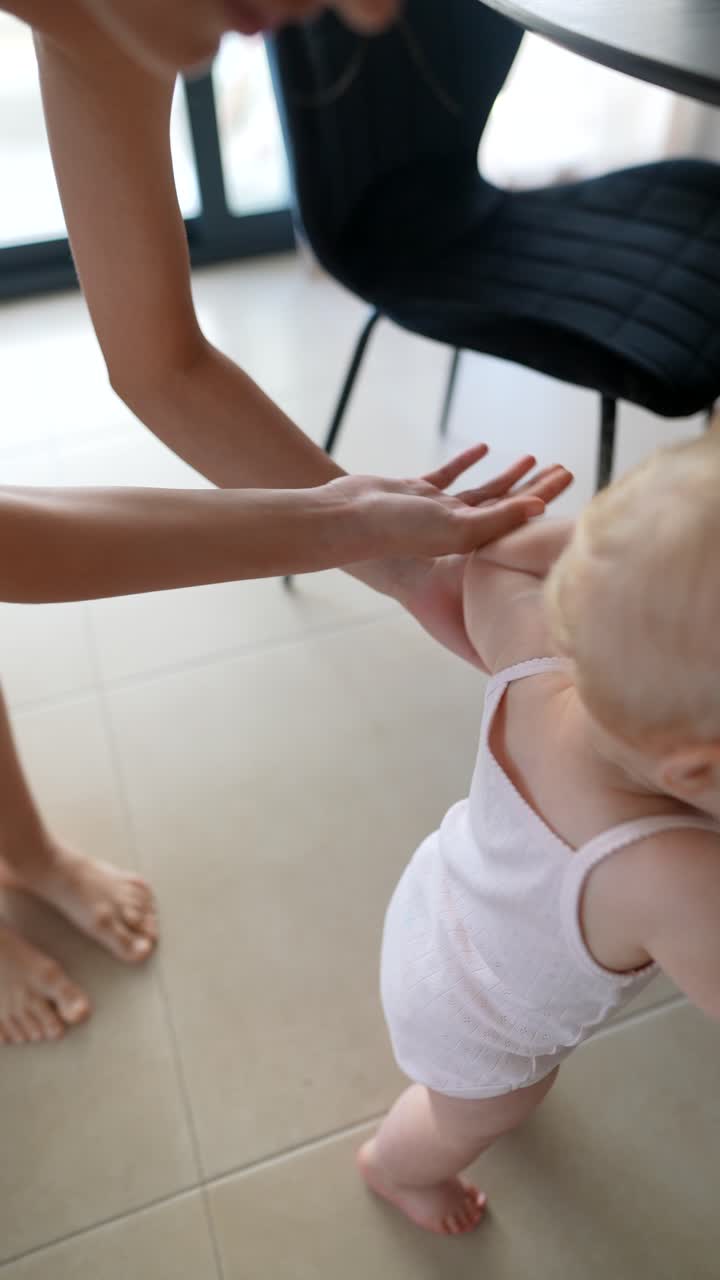 el bebé aprende a caminar con la ayuda de los padres