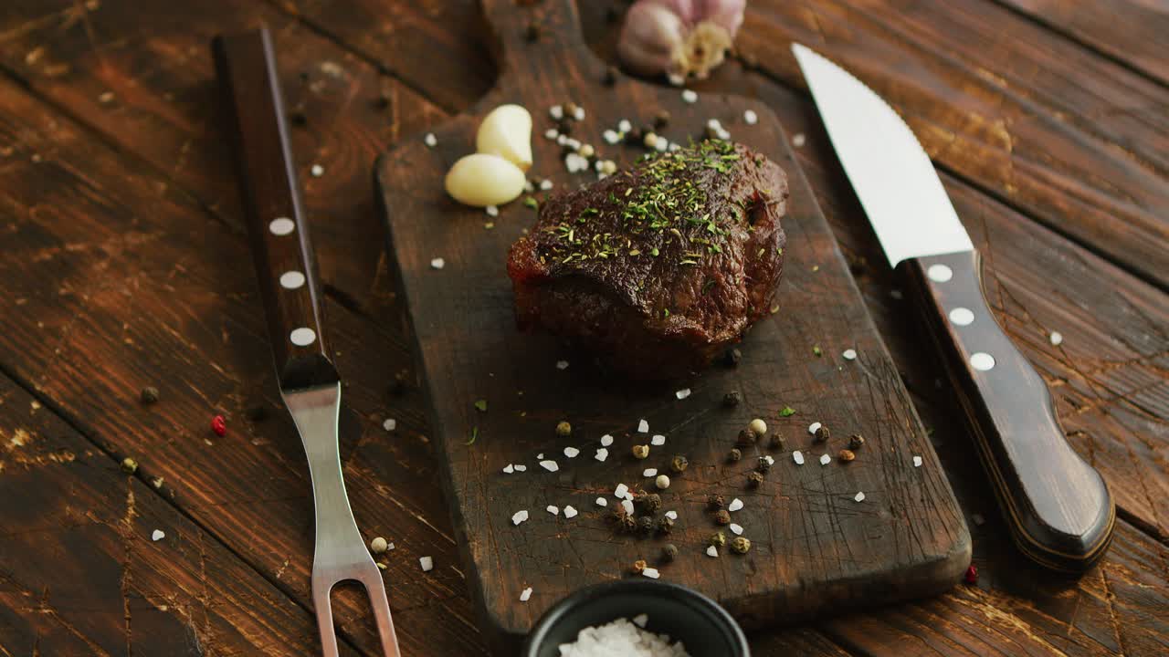 cubiertos y especias cerca de la carne