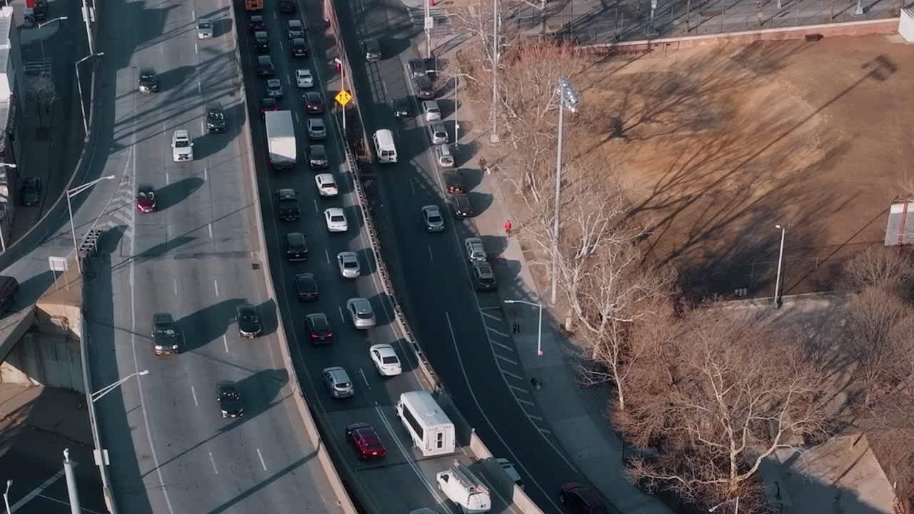 Biler, der bevæger sig langs en motorvej i New York City i dagslys