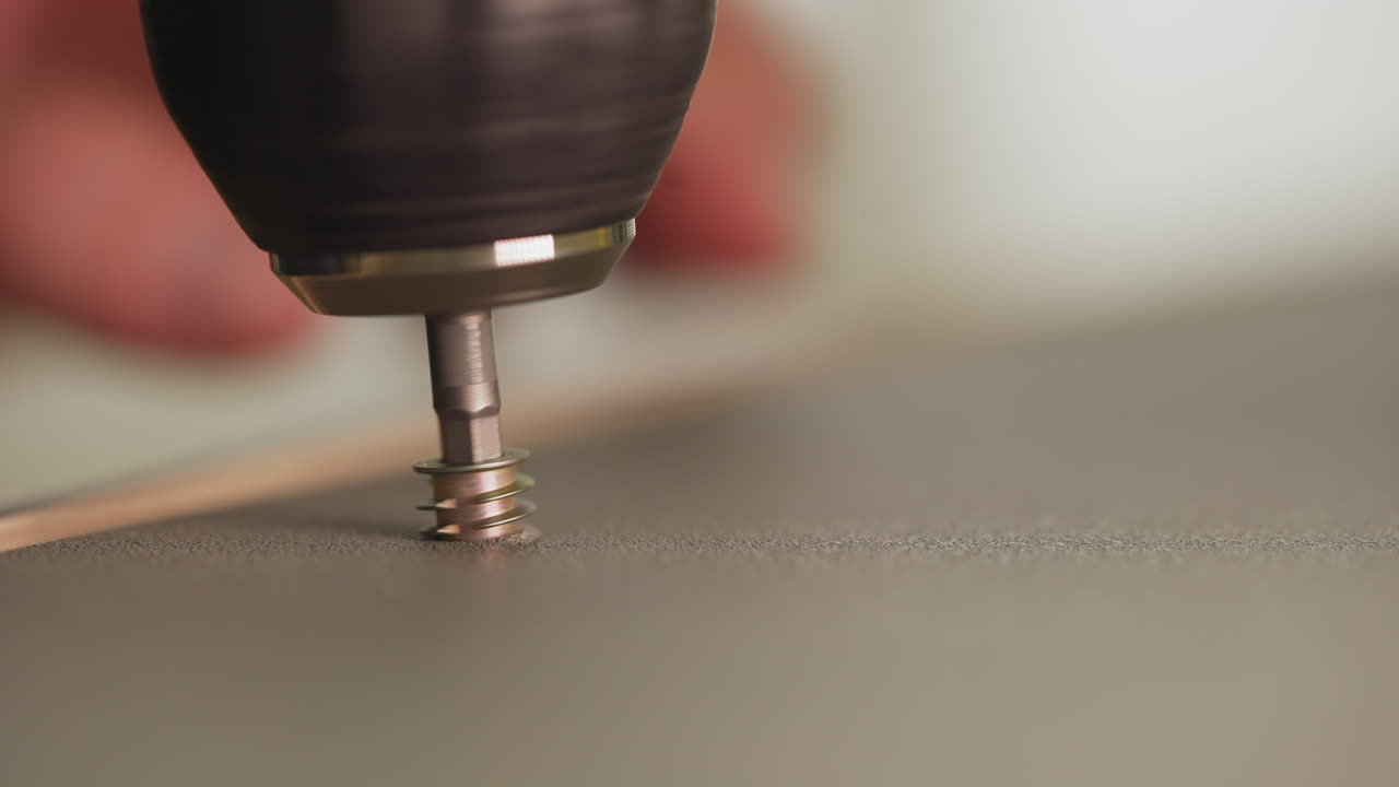 직원 스크루 워크 ⁇ 에서 스크루드라이버와 함께 짧은 고정