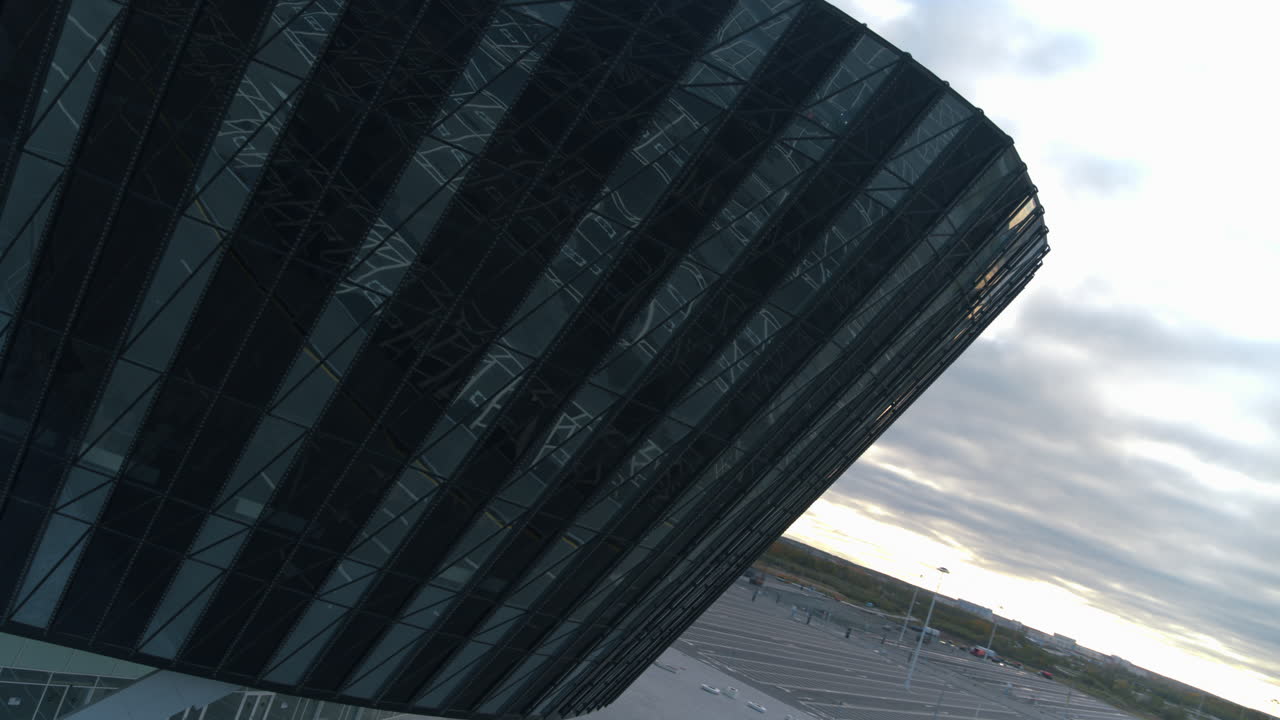 exterior de la terminal moderna del aeropuerto