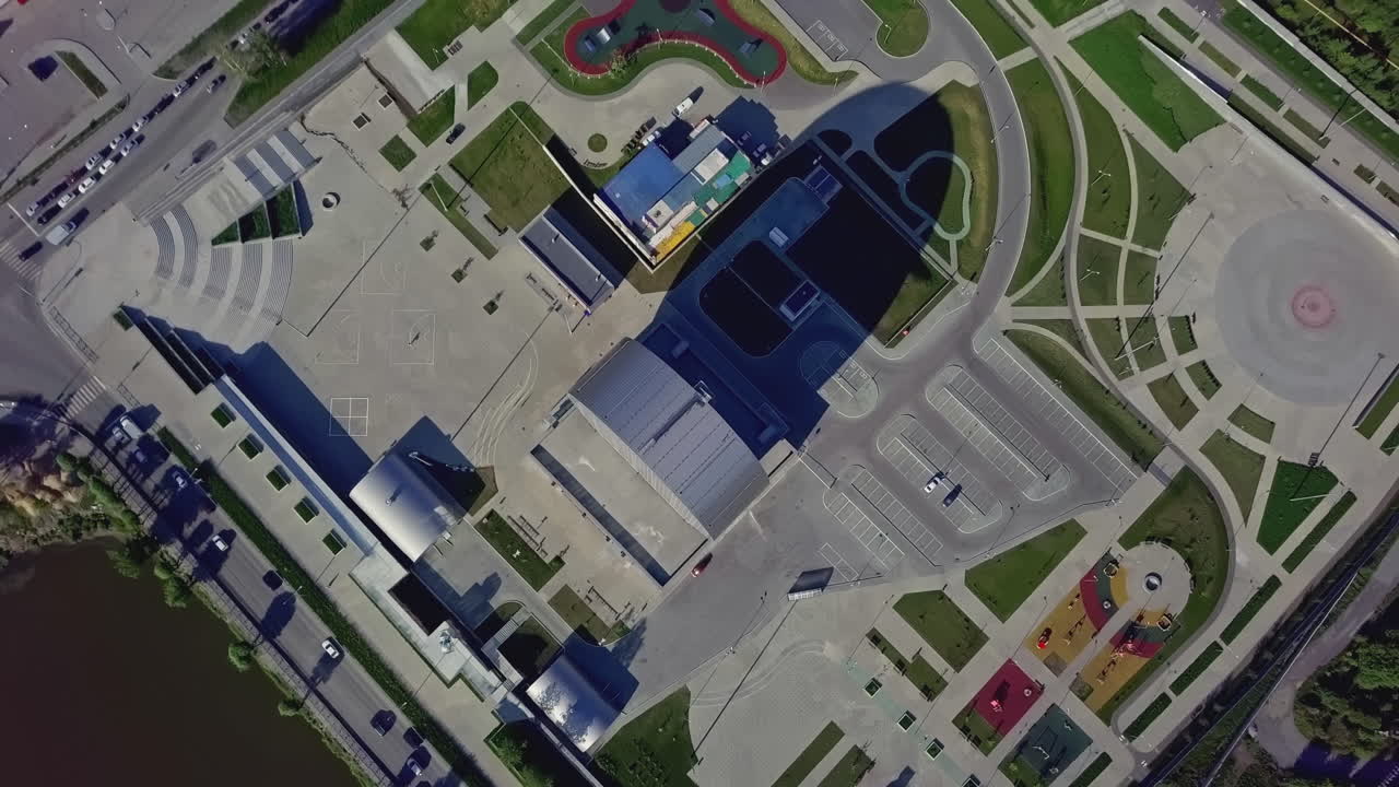 vista aérea del desarrollo urbano moderno con parques y áreas recreativas