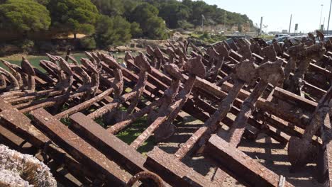 inclinar hacia arriba, cementerio de anclas oxidadas utilizadas para la pesca de atún en barbate, españa