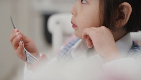 Süßes-Kleines-Asiatisches-Mädchen,-Das-Frühstück-Isst-Und-Müsli-In-Der-Küche-Genießt-Und-Sich-In-Schuluniform-4k-Fertig-Macht