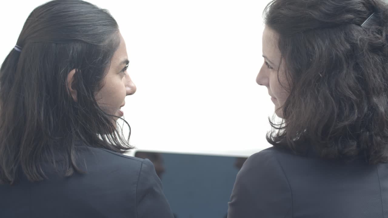 자신감 있는 비즈니스 파트너가 밖에서 에 앉아서 일하고 있습니다.