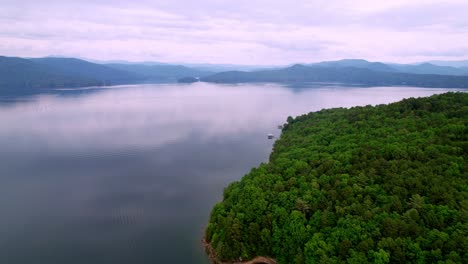 Empuje-Aéreo-Hacia-El-Lago-Jocassee-En-Carolina-Del-Sur,-Lago-Jocassee