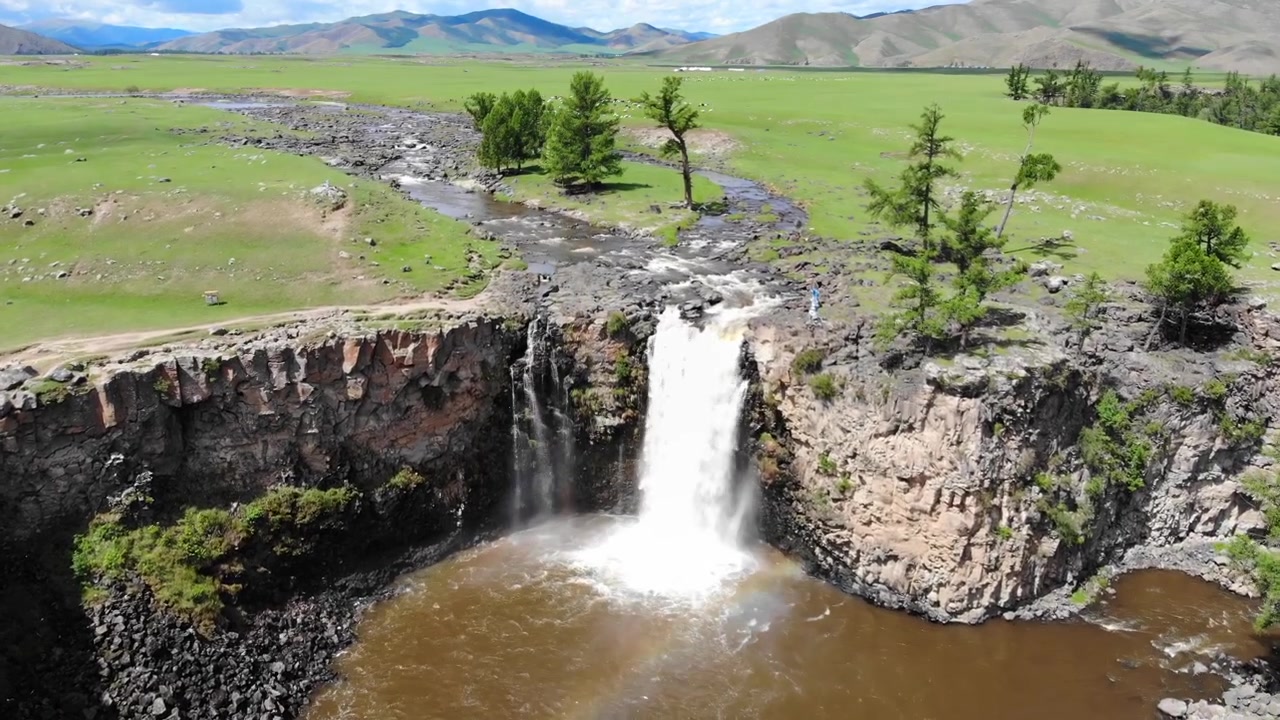Luftfoto av Orkhon-fossen i den mongolske steppen