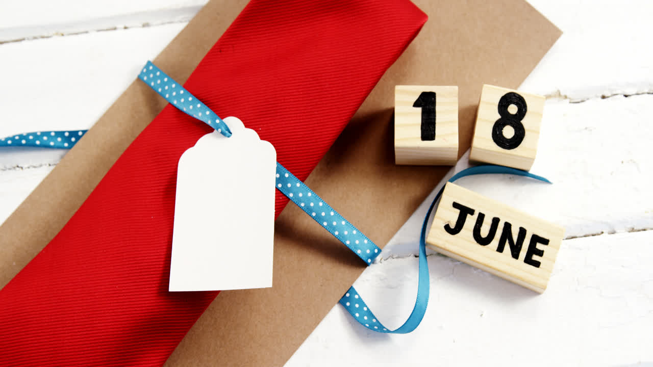 날짜가 적힌 나무 큐브 6월 18일과 선물 4k