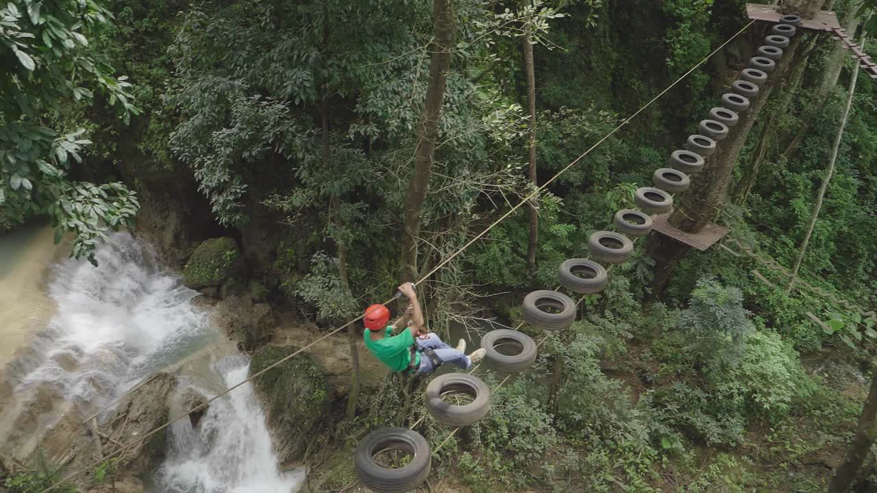 Ziplining-Abenteuer in einem üppigen Wald mit Wasserfallblick