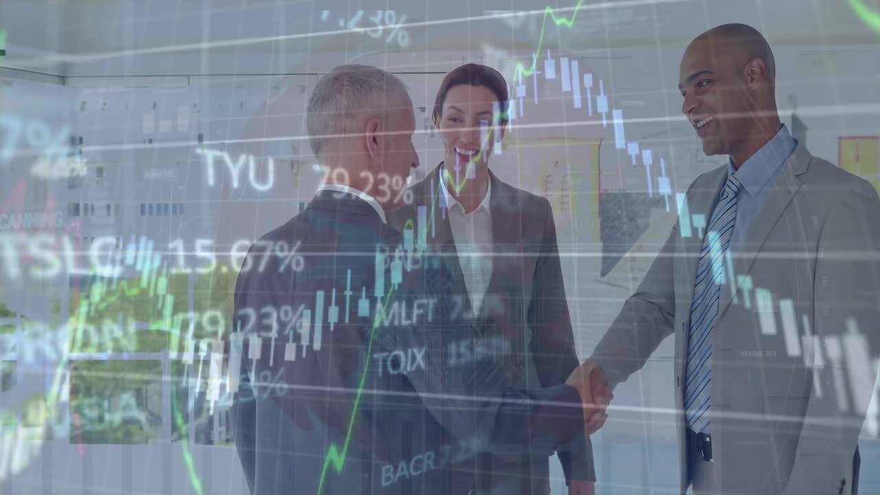 animación del procesamiento de datos financieros sobre diversas personas de negocios estrechando la mano en la oficina.
