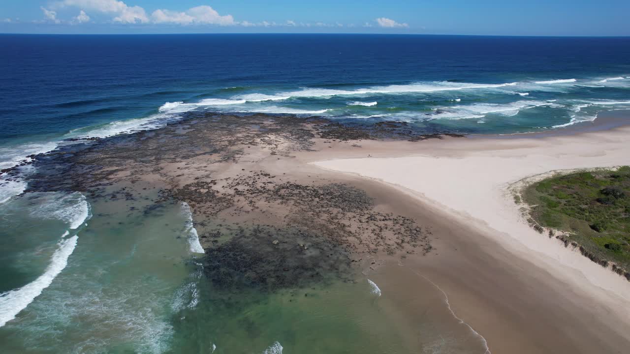 오스트레일리아 뉴 사우스 웨일즈 의 스케너스 헤드 에 있는 플래트 록 의 경치 좋은 해양 풍경 - 공중 드론 촬영