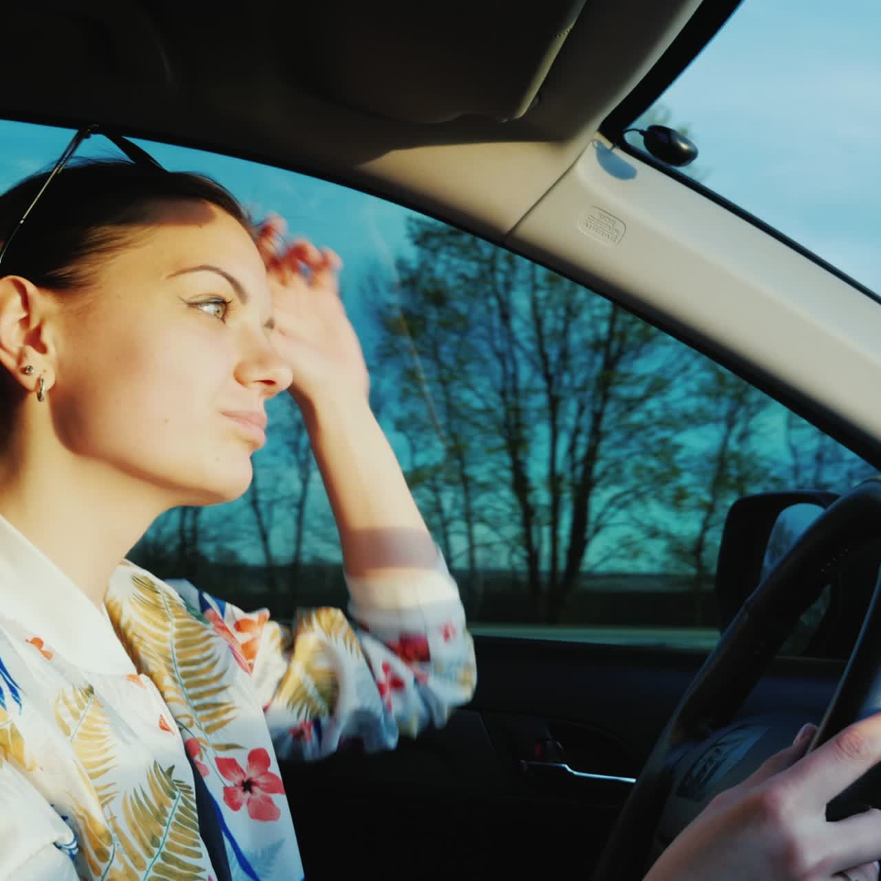 미국 교외에서 차를 운전하는 여자