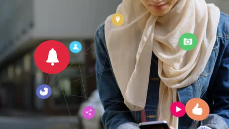 Web-De-Iconos-De-Conexiones-Contra-Una-Mujer-Con-Hijab-Usando-Un-Teléfono-Inteligente