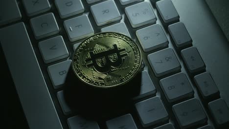 Casascius-Bitcoin-Auf-Einer-Weißen-Tastatur